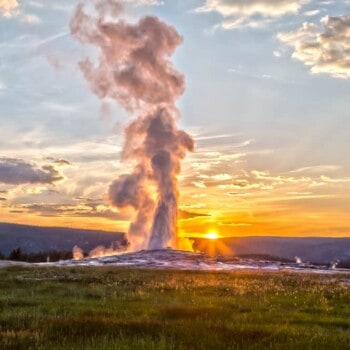 old faithful geyser at yellowstone national park