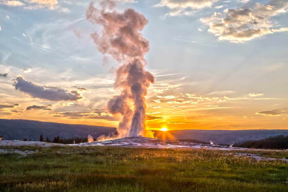 old faithful geyser at yellowstone national park