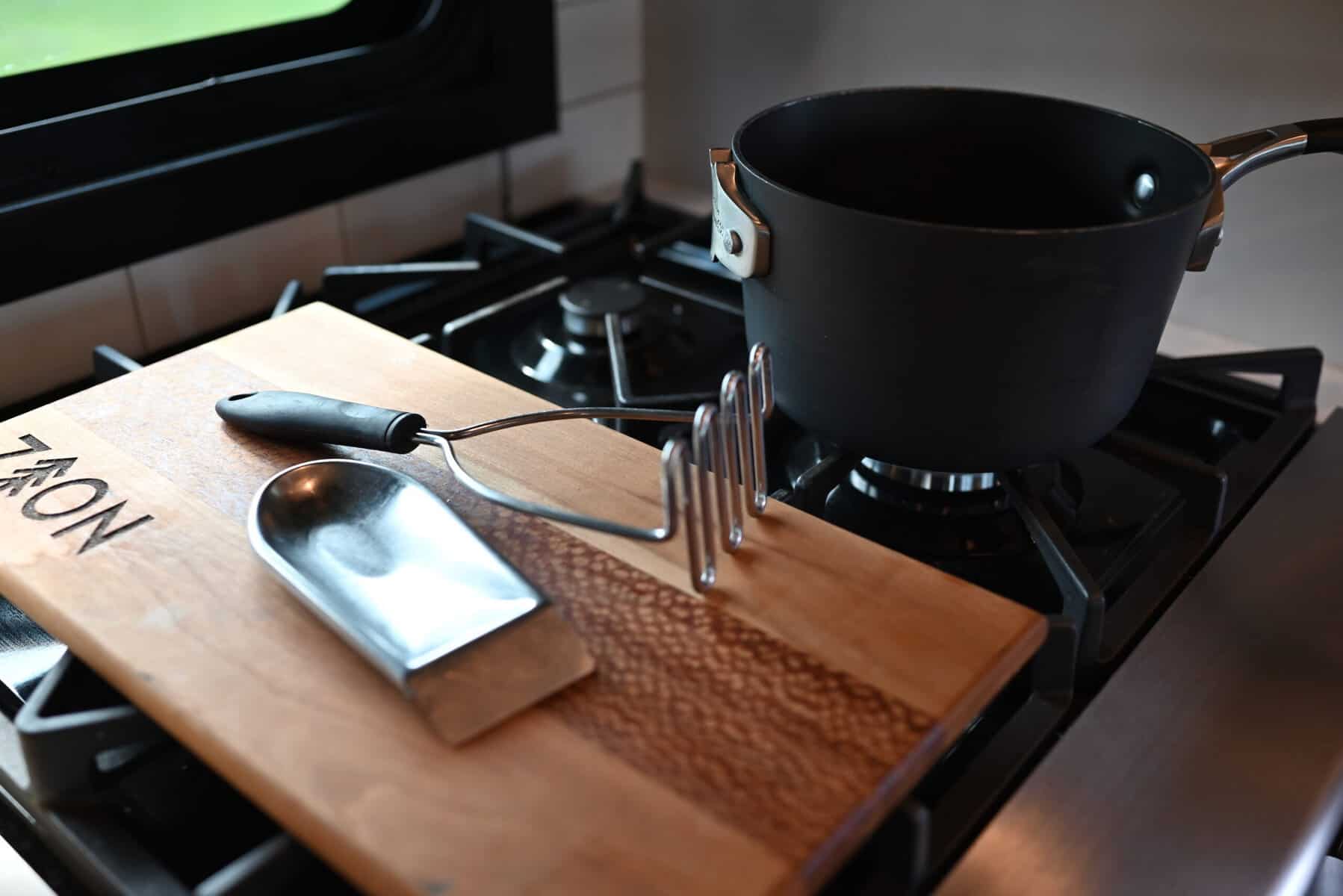 simmer pot on RV stove to remove cooking odors in your RV