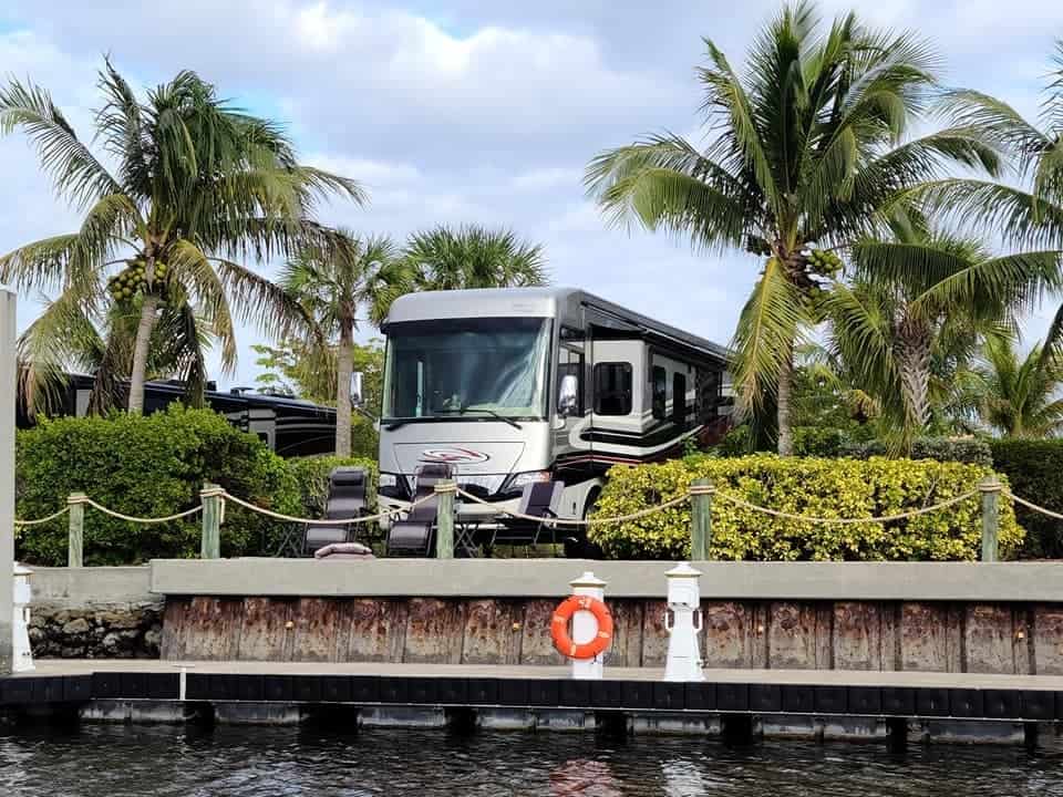 Spend your winter next to your boat at Everglades Isle Motorcoach Resort (Image: @Erin Rich, RV LIFE Campgrounds)